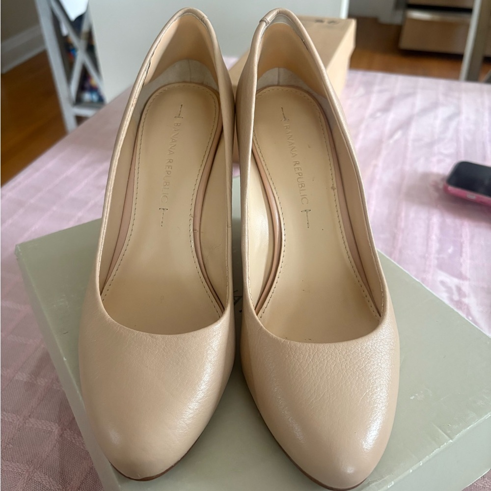 Banana Republic Women's Tan Heels
